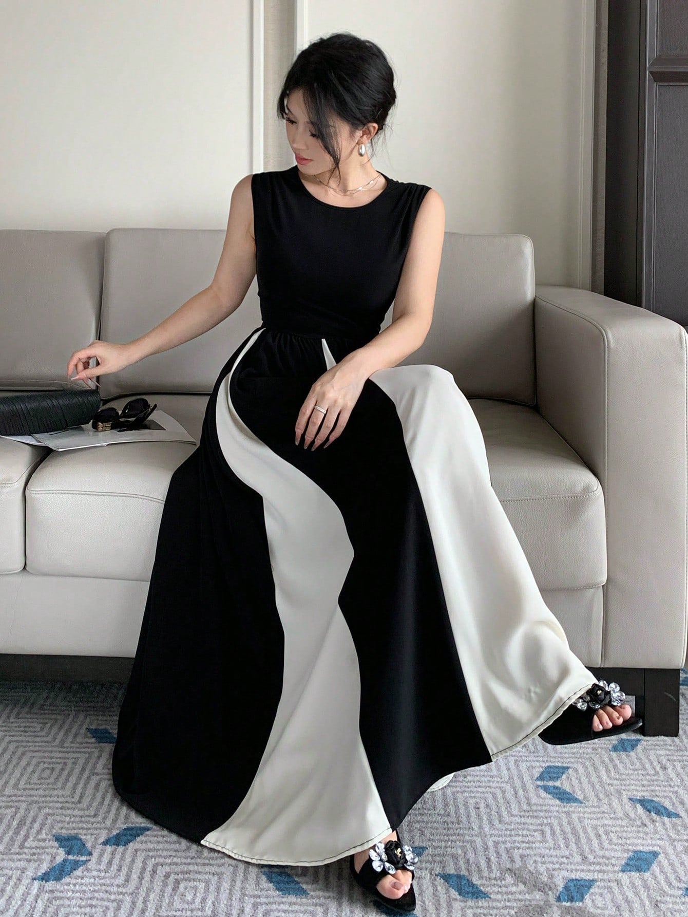 Robe mi-longue sans manches à blocs de couleurs noir et blanc pour le printemps et l'été